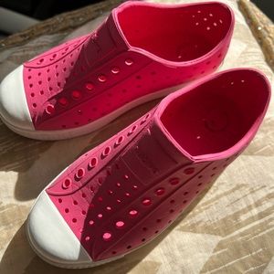 Kid’s NATIVE pink water shoes
